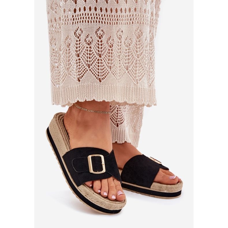 Les tongs pour femmes sur la plate-forme avec une pince dorée noire 1