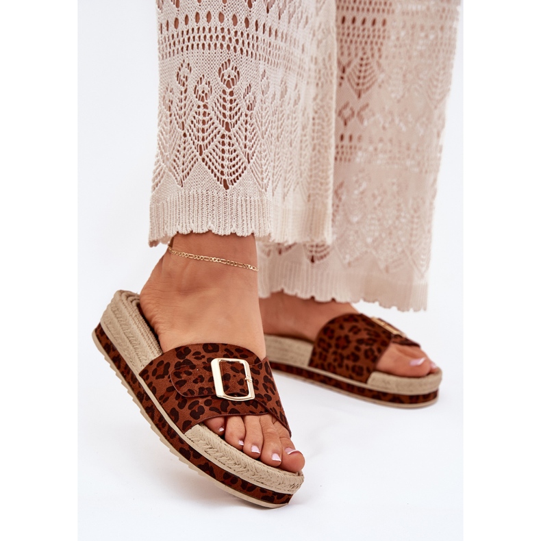 Les tongs pour femmes sur la plate-forme avec une boucle léopard de boucle dorée brun 2