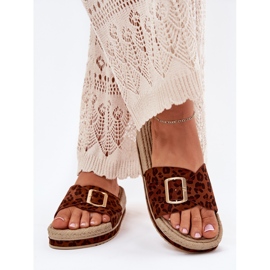 Les tongs pour femmes sur la plate-forme avec une boucle léopard de boucle dorée brun 3
