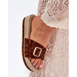 Les tongs pour femmes sur la plate-forme avec une boucle léopard de boucle dorée brun 6