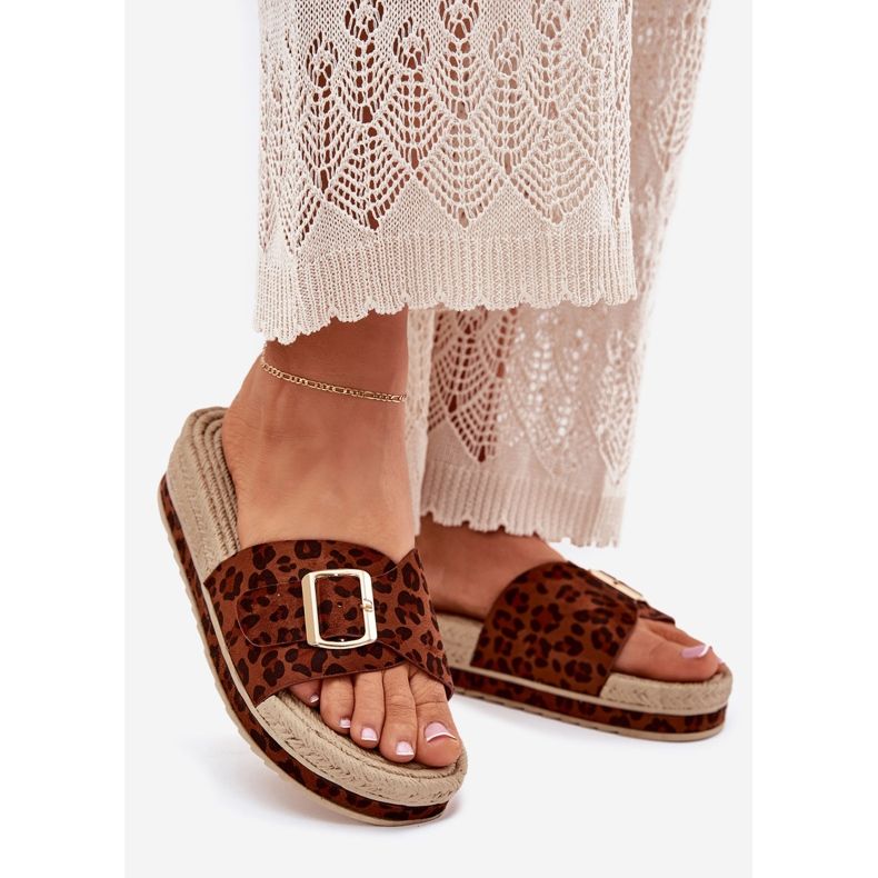 Les tongs pour femmes sur la plate-forme avec une boucle léopard de boucle dorée brun 1