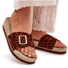 Les tongs pour femmes sur la plate-forme avec une boucle léopard de boucle dorée brun 9