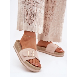 Slippers pour femmes sur la plate-forme avec une pince dorée beige 2