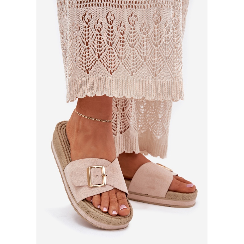 Slippers pour femmes sur la plate-forme avec une pince dorée beige 1 Slippers pour femmes sur la plate-forme avec une pince dorée beige 1