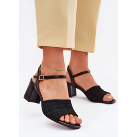 Sandales féminines avec des talons noirs noirs le noir 2