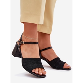 Sandales féminines avec des talons noirs noirs le noir 1