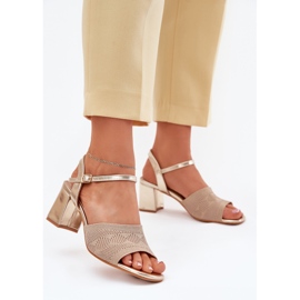 Sandales féminines avec des talons dorés dorés d'or 2 Sandales féminines avec des talons dorés dorés d'or 2