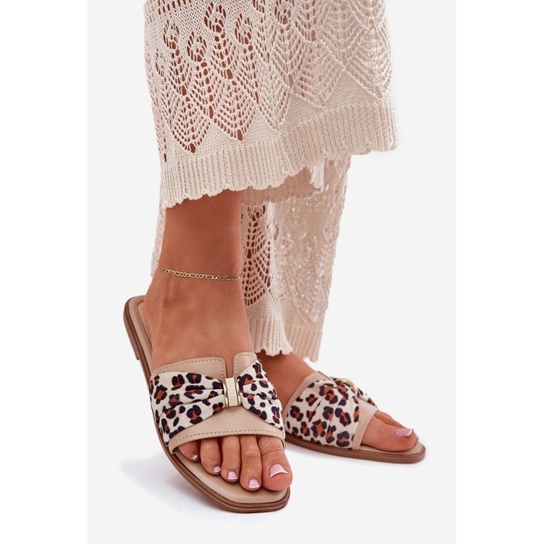 Les tongs des femmes à toit beige 1