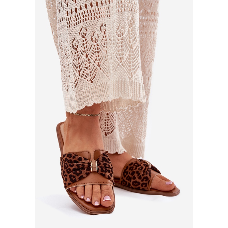 Les tongs pour femmes à thèmes avec un arc de chameau brun 1