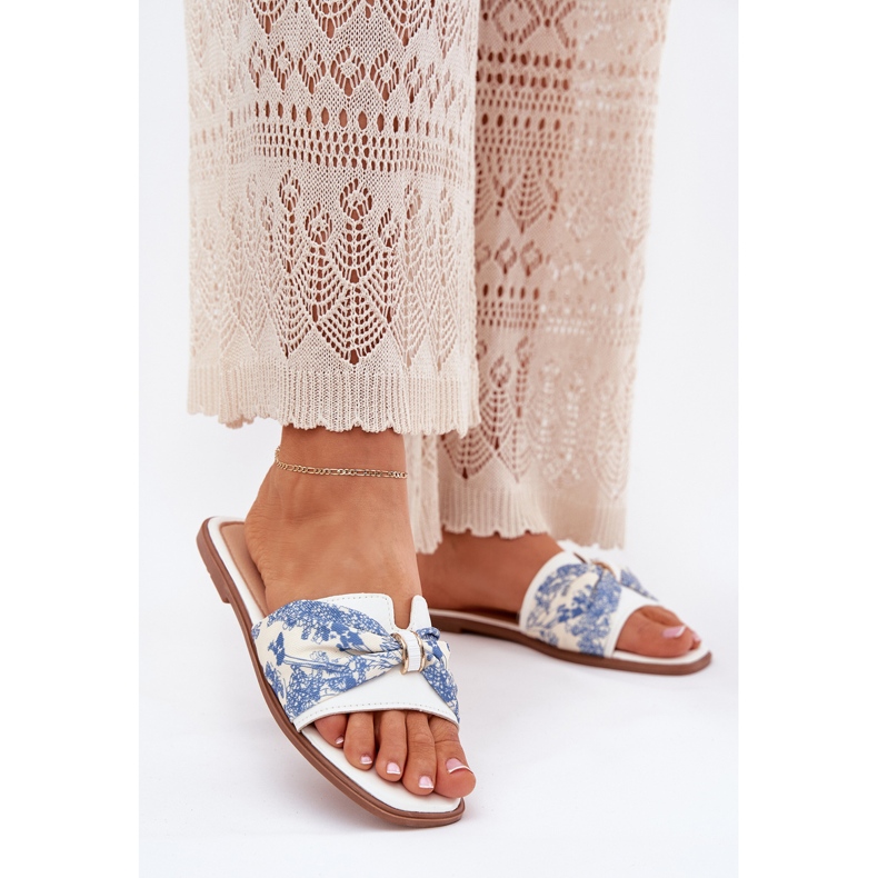 Les tongs des femmes à thèmes plates avec un arc blanc blanche 2