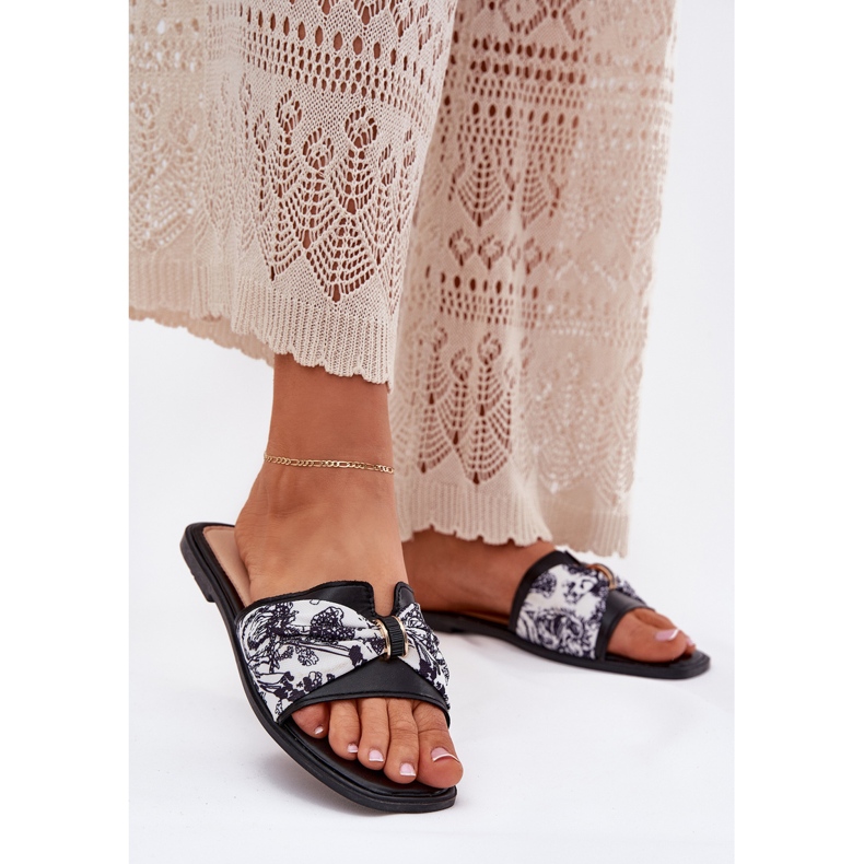 Les tongs des femmes à thèmes plates avec un arc noir 2