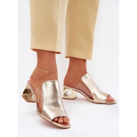 Les tongs des femmes sur le poste d'or 2