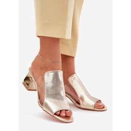 Les tongs des femmes sur le poste d'or doré 1