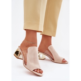 Les tongs des femmes sur le pilier doré beige léger 2