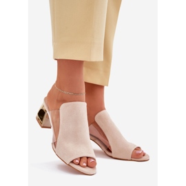 Les tongs des femmes sur le pilier doré beige léger 1