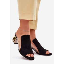 Les tongs des femmes sur le post d'or noir le noir 1 Les tongs des femmes sur le post d'or noir le noir 1