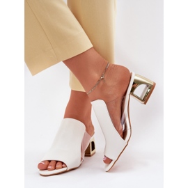 Les tongs des femmes sur le post blanc 2