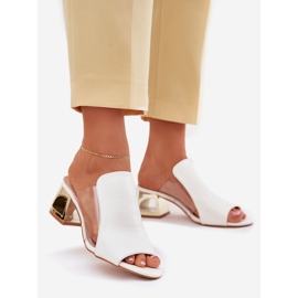 Les tongs des femmes sur le post blanc 1