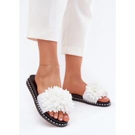 Les tongs des femmes décorés de fleurs blanches 2