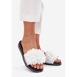 Les tongs des femmes décorés de fleurs blanches 1