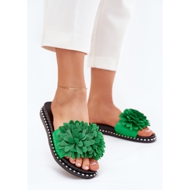 Les tongs des femmes décorés de fleurs vertes 2
