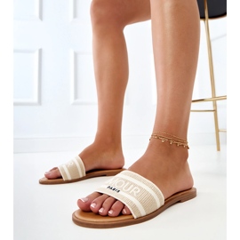 Les tongs beiges avec une sangle brodée 1