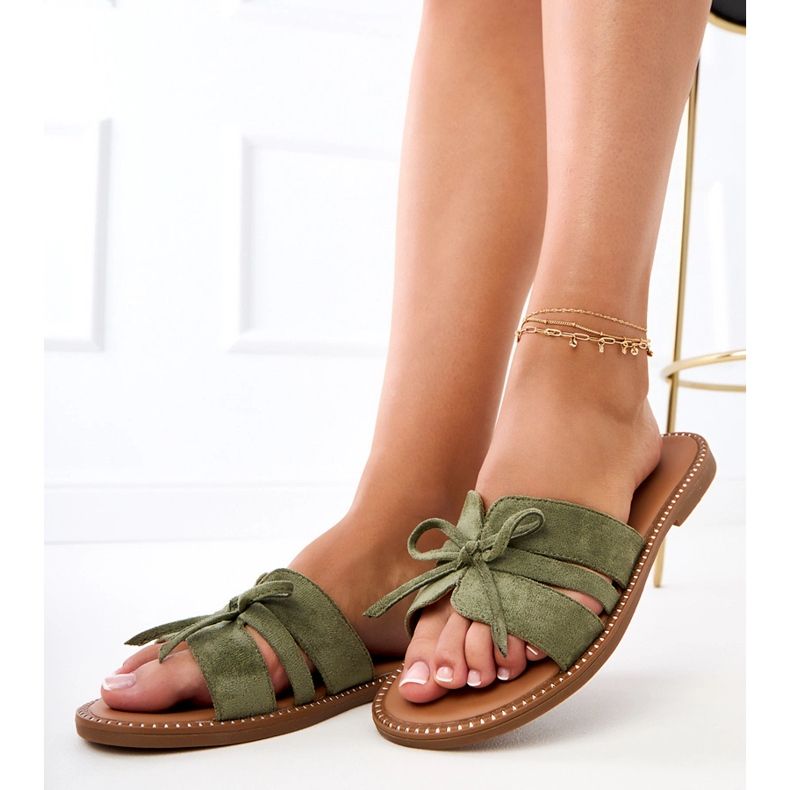 Les tongs verts avec un arc et une décoration sur les bords 1