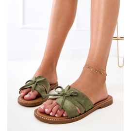 Les tongs verts avec un arc et une décoration sur les bords 2