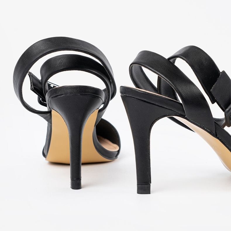 Pompes noires sur un talon haut le noir 2