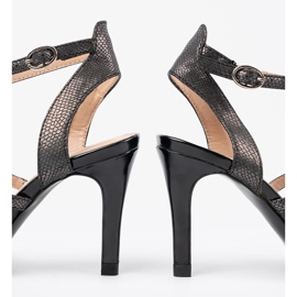Pompes noires sur un talon haut 1