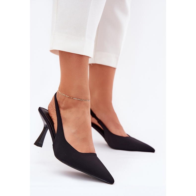 Sandales féminines sur une épingle noire 2