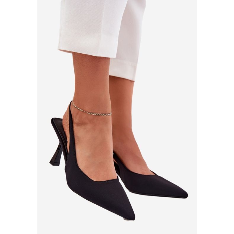 Sandales féminines sur une épingle noire 1