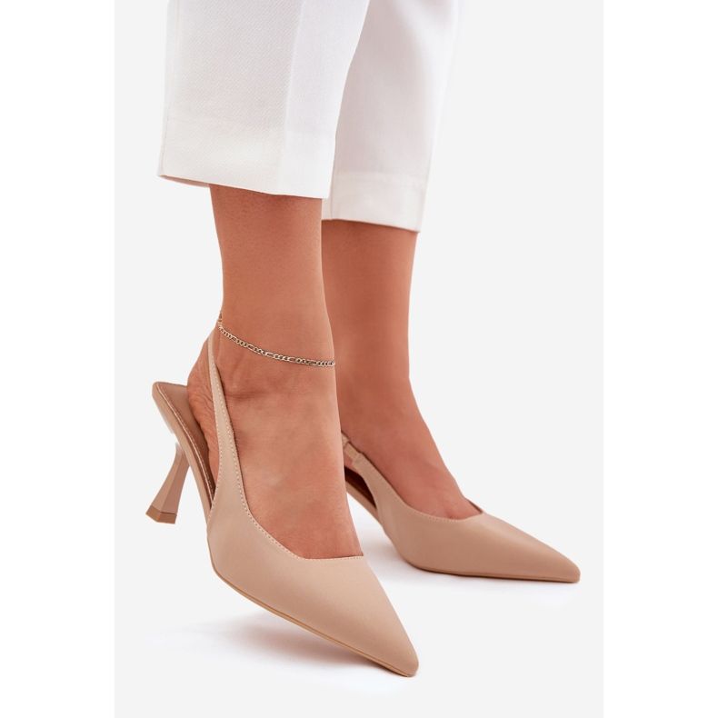 Sandales féminines sur le talon haut beige 1