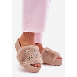 Les tongs pour femmes sur la plate-forme avec fourrure et épingles dorées beige 1 Les tongs pour femmes sur la plate-forme avec fourrure et épingles dorées beige 1