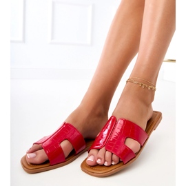 Flip rouge -flops sur une semelle plate avec pressage 2