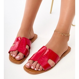 Flip rouge -flops sur une semelle plate avec pressage 3