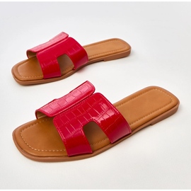 Flip rouge -flops sur une semelle plate avec pressage 6