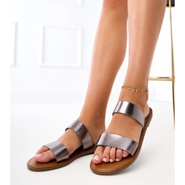 Slippers des femmes grises avec rayures 1