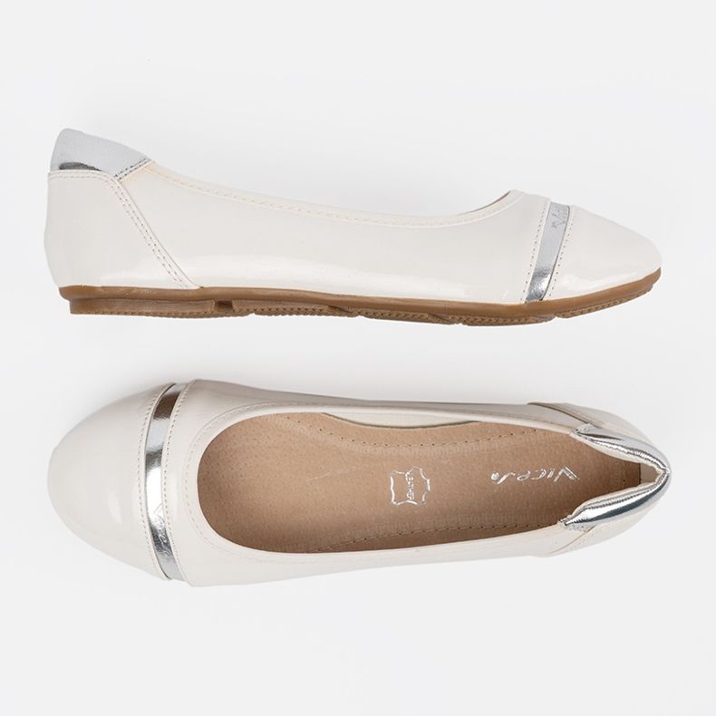 Ballerines blanches avec décoration argentée 2