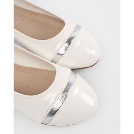Ballerines blanches avec décoration argentée 1