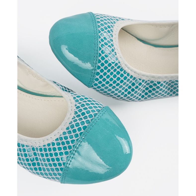 Ballerines bleues avec une passoire blanche 2