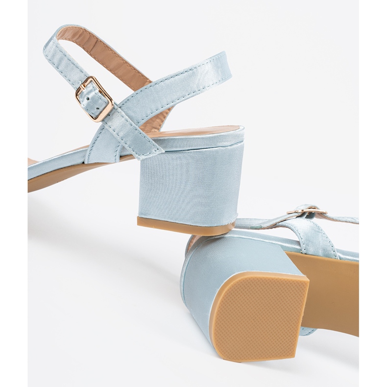 Sandales bleues sur un poteau 2