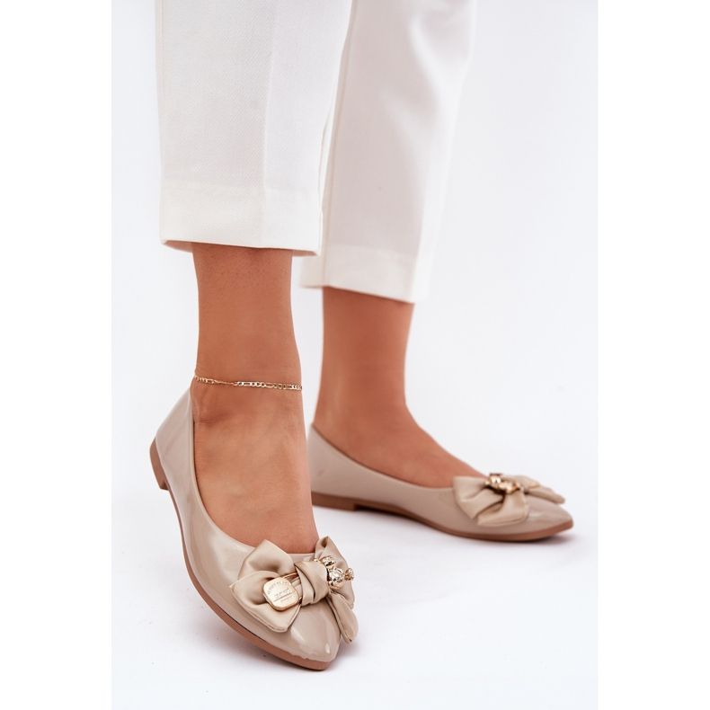 Ballerines peintes avec un arc et une broche dorée sombre beige rivona 2