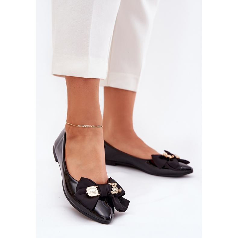 Ballerines peintes avec un arc et une broche dorée noire le noir 2