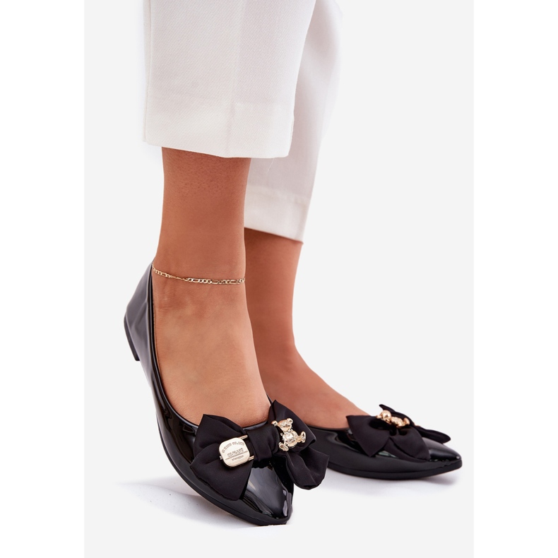 Ballerines peintes avec un arc et une broche dorée noire le noir 1