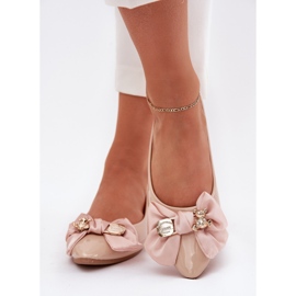 Ballerines peintes avec un arc et une broche dorée beige 2