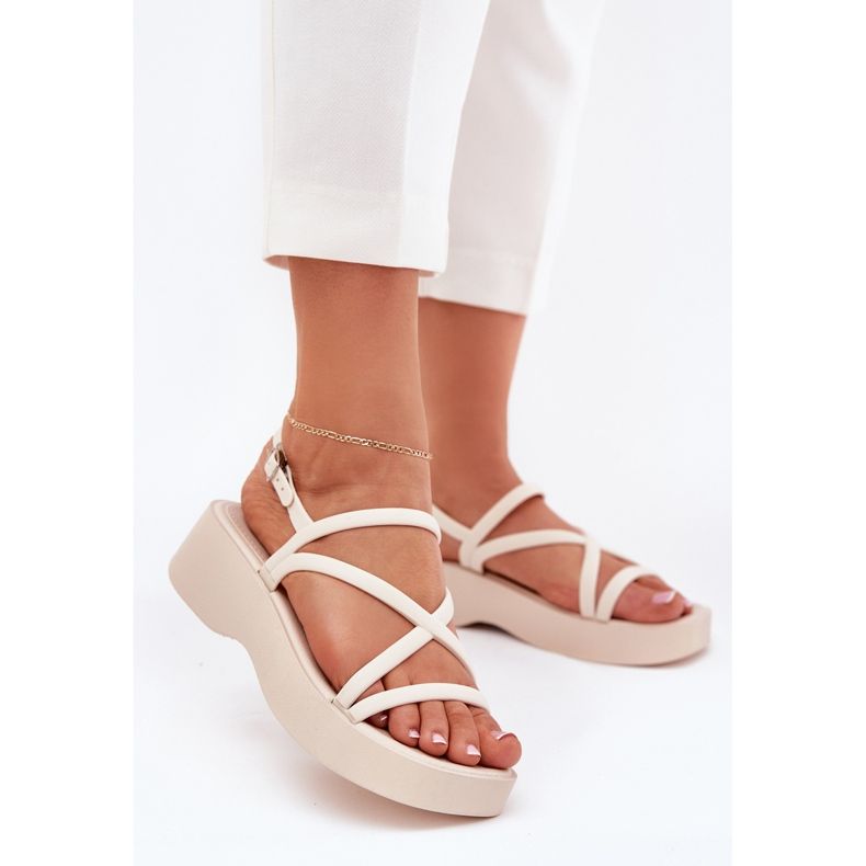 Sandales féminines sur la plate-forme avec des rayures légères beige 2 Sandales féminines sur la plate-forme avec des rayures légères beige 2
