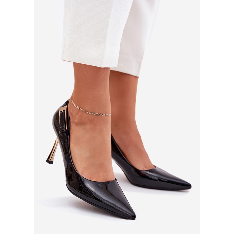 Talons hauts peints avec une pince dorée noire 1