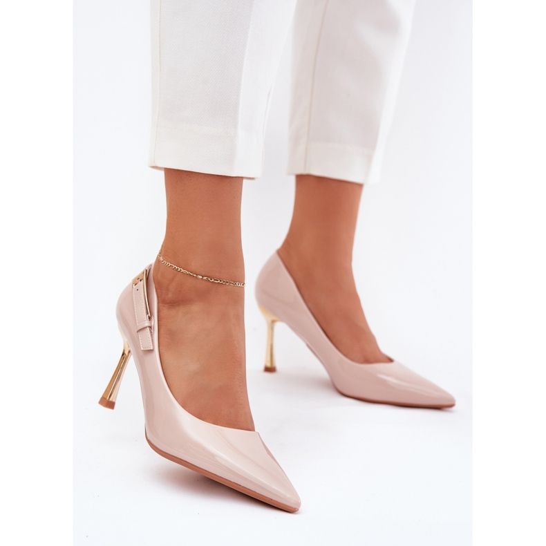 Talons peints avec une pince beige dorée 2