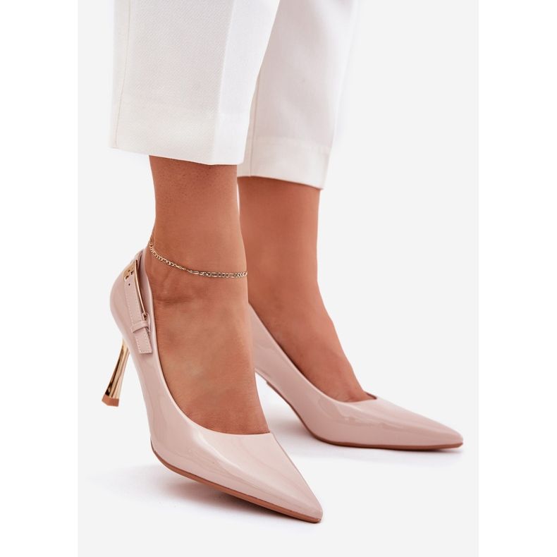 Talons peints avec une pince beige dorée 1